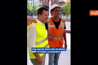 Salvini col casco da cantiere alla Stazione in costruzione del Pigneto: Opera per unire il quartiere