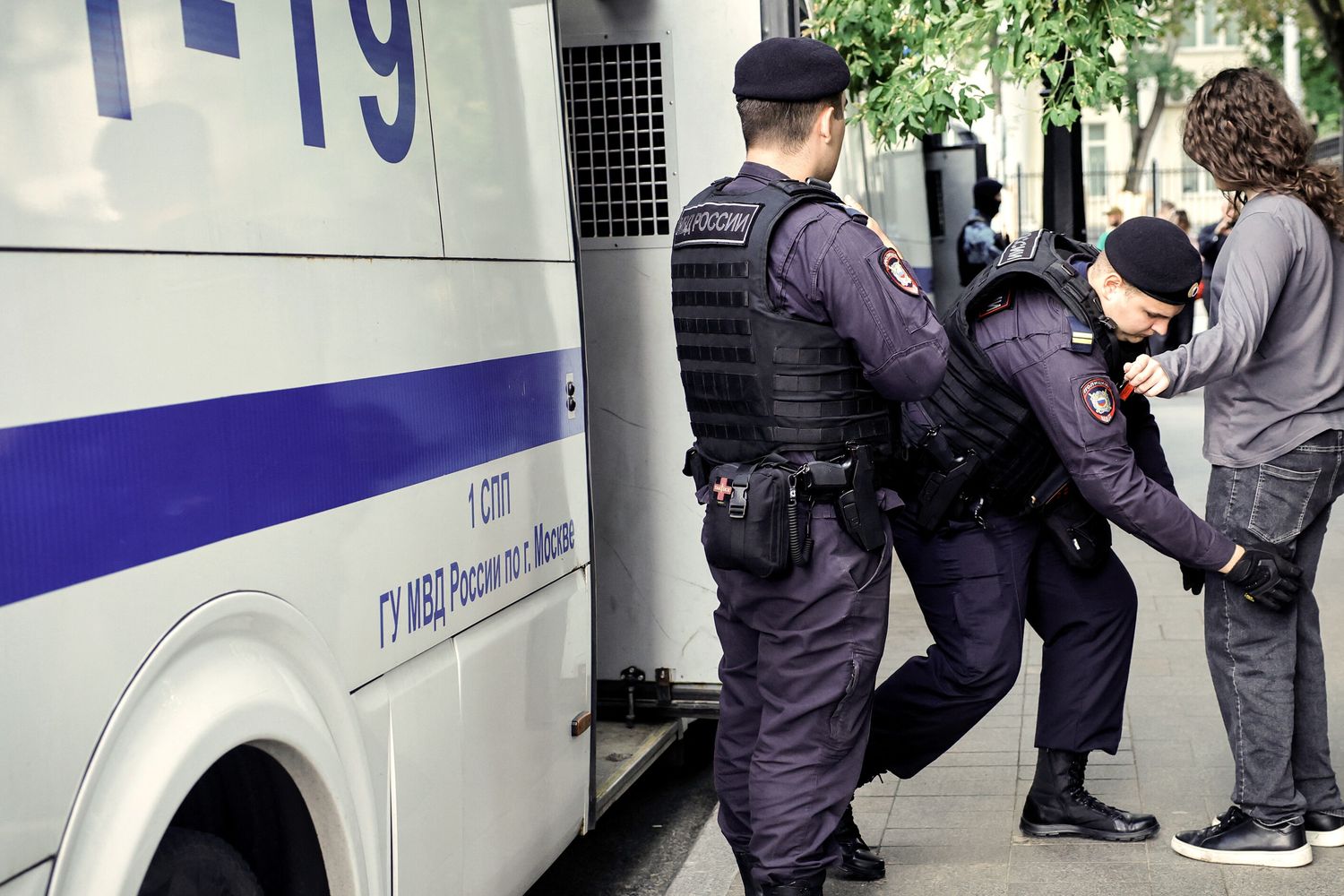 La polizia russa davanti al tribunale
