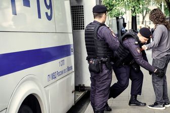 La polizia russa davanti al tribunale