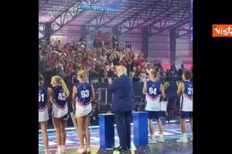 Trump balla la 'Trump Dance' sul palco dei 'Patriot Game' con le giovani atlete