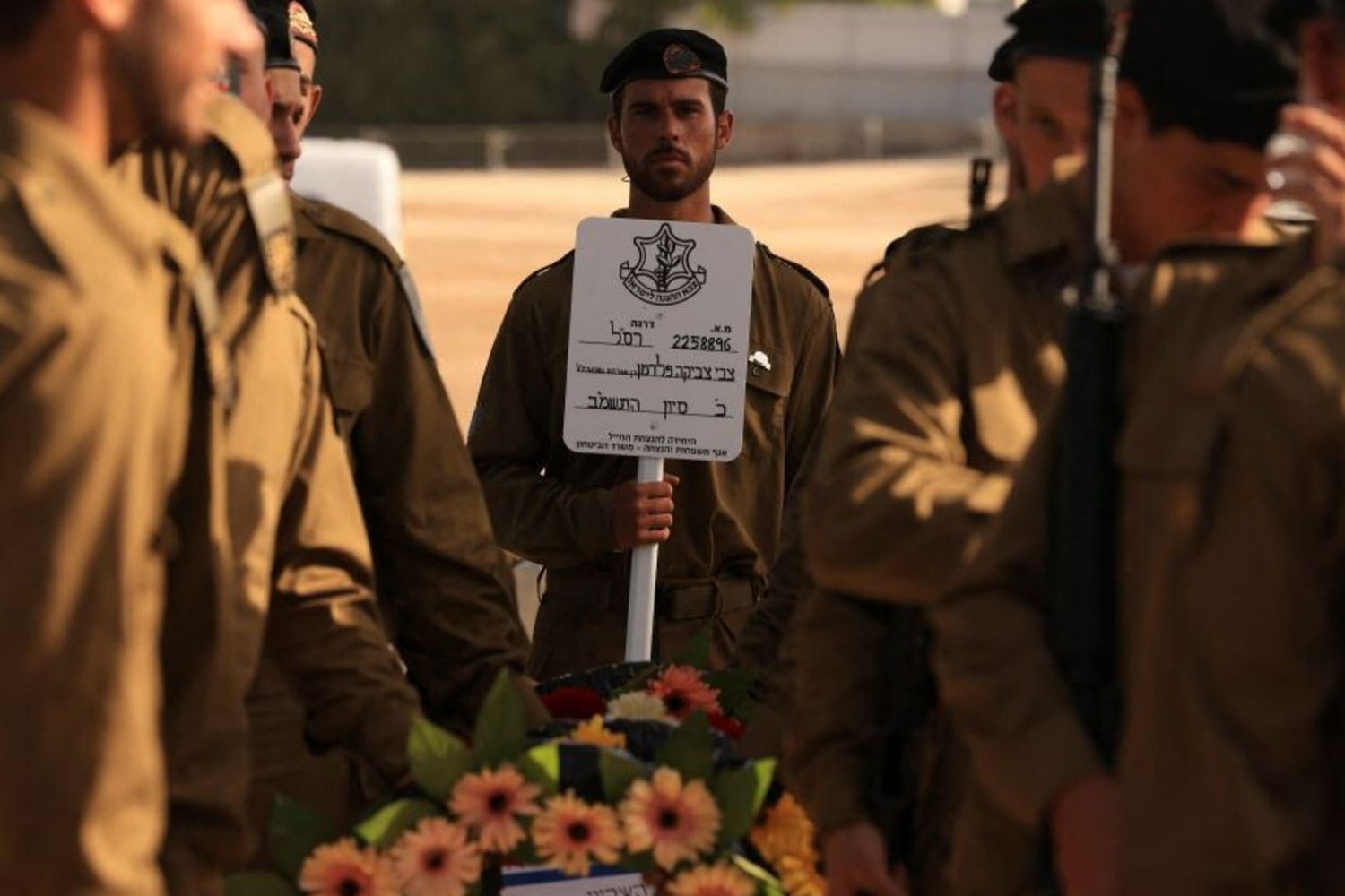 Soldati israeliani al funerale di Zvi Feldman, uno dei dispersi nella battaglia di Sultan Yacoub