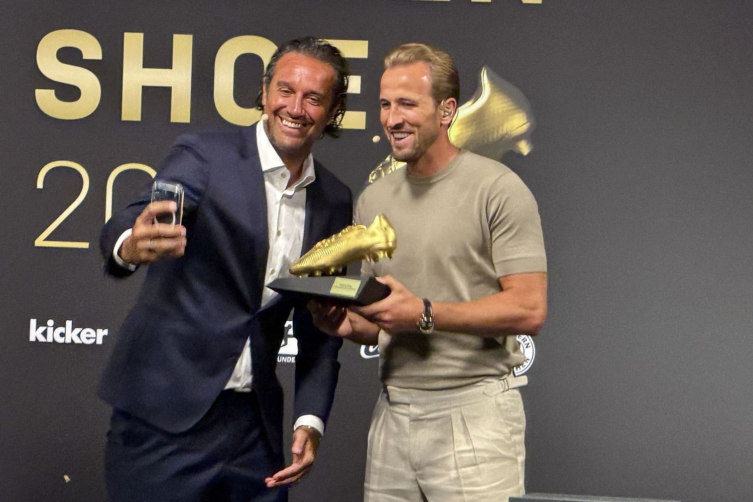Da sinistra: Luca Toni e Harry Kane, vincitore della 'Scarpa d'oro' 2026