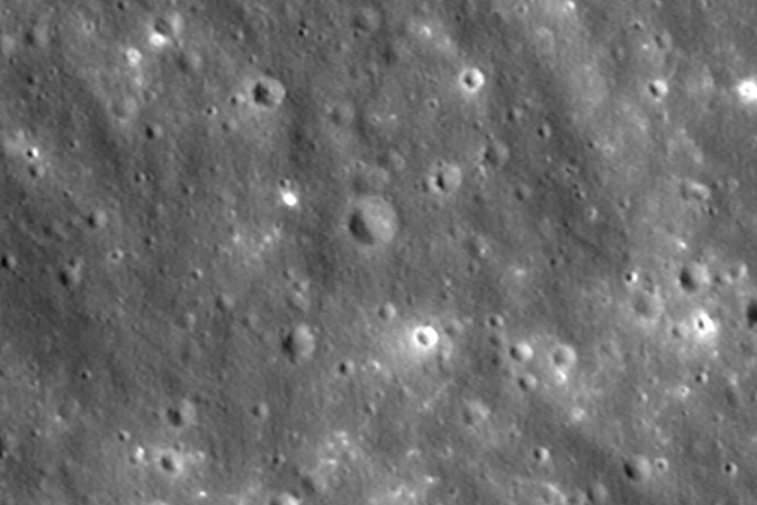 I detriti del razzo SpaceX caduto sulla Luna, la Nasa mostra il cratere di 18 metri