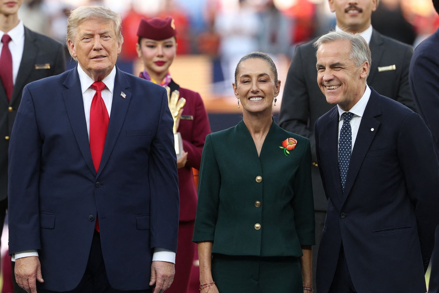 Donald Trump, Claudia Sheinbaum e Mark Carney alla cerimonia di apertura dei Mondiali 2026
