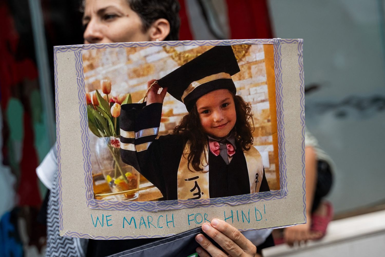 Un cartellone con il volto di Hind Rajab