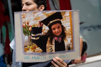 Un cartellone con il volto di Hind Rajab