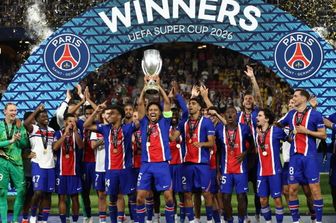 Il caldo rovina il prato del Parco dei Principi, il Psg costretto a giocare in trasferta
