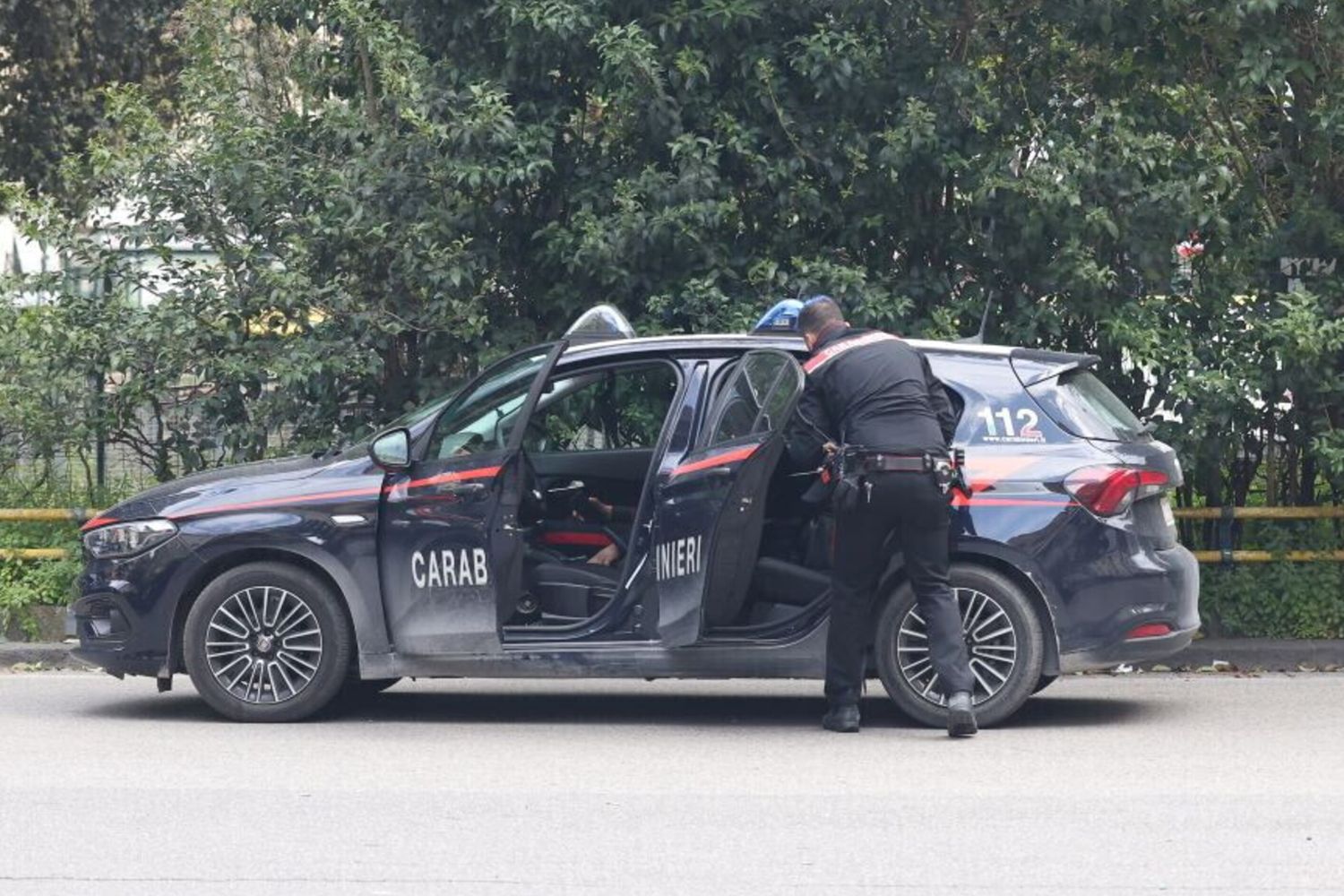 Tenta di uccidere la moglie (che non sa nuotare) lanciando l'auto in mare