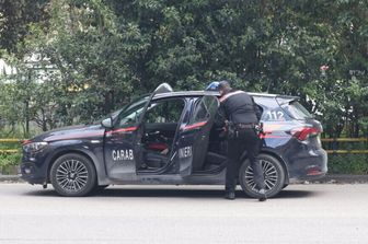 Tenta di uccidere la moglie (che non sa nuotare) lanciando l'auto in mare