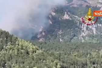 Ancora incendi nell'Aquilano e nel Chietino Vigili del Fuoco a lavoro con mezzi aerei e a terra