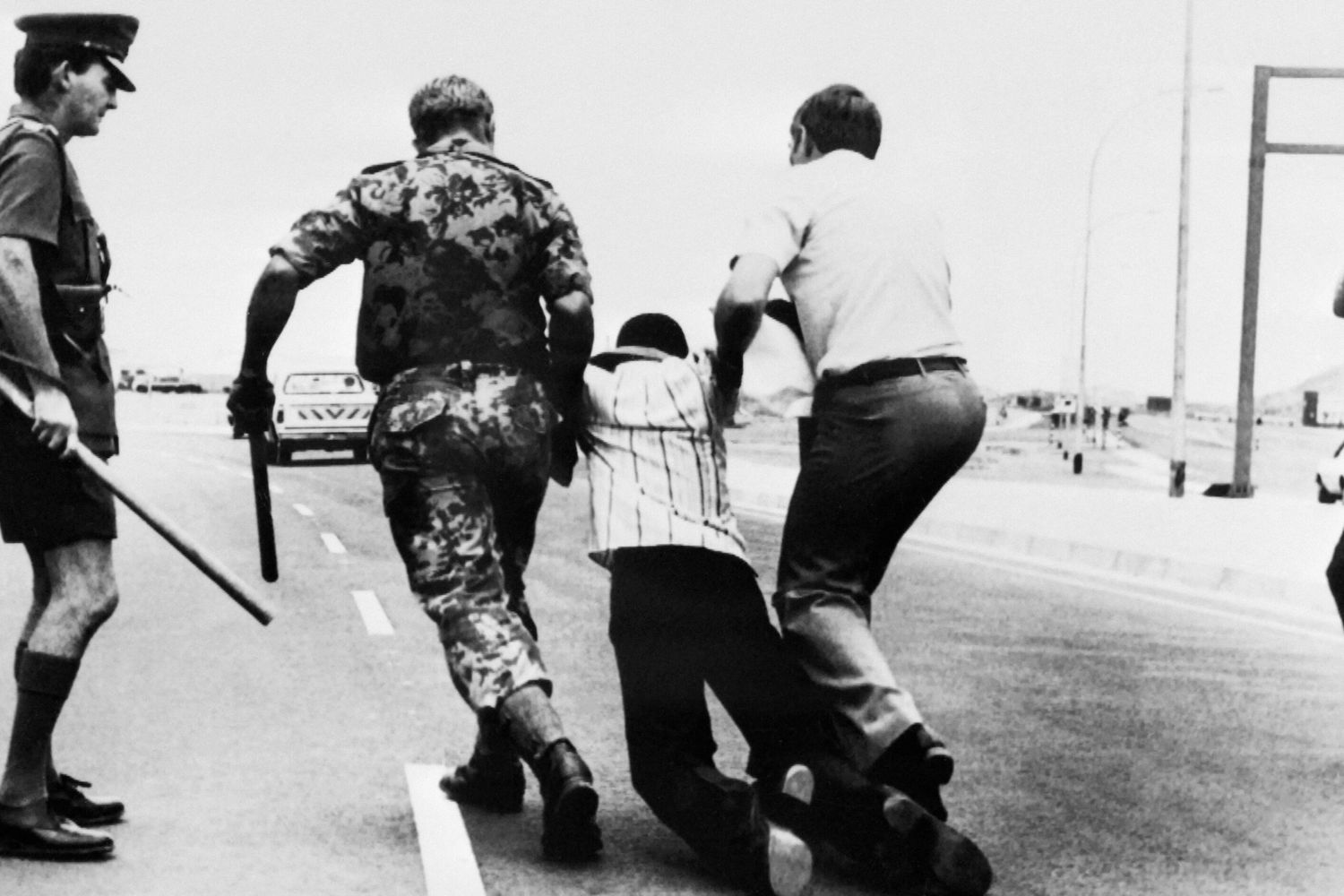La polizia arresta un militante della SWAPO nel 1978