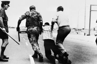 La polizia arresta un militante della SWAPO nel 1978