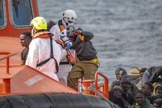 Migranti, Paesi Bassi riprenderanno i trasferimenti verso Italia