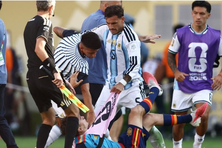 Stangata Fifa sull'Argentina: 10 turni a Paredes, 7 a Molina