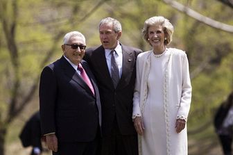 Henry Kissinger, la moglie Nancy e George W. Bush