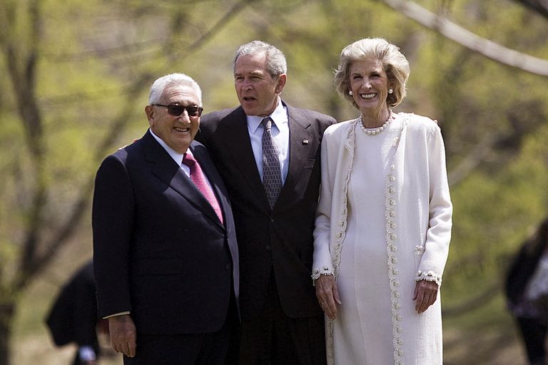 Henry Kissinger, la moglie Nancy e George W. Bush