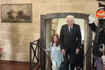 Mattarella e Meloni ai Giochi del Mediterraneo a Taranto, stretta di mano tra i due