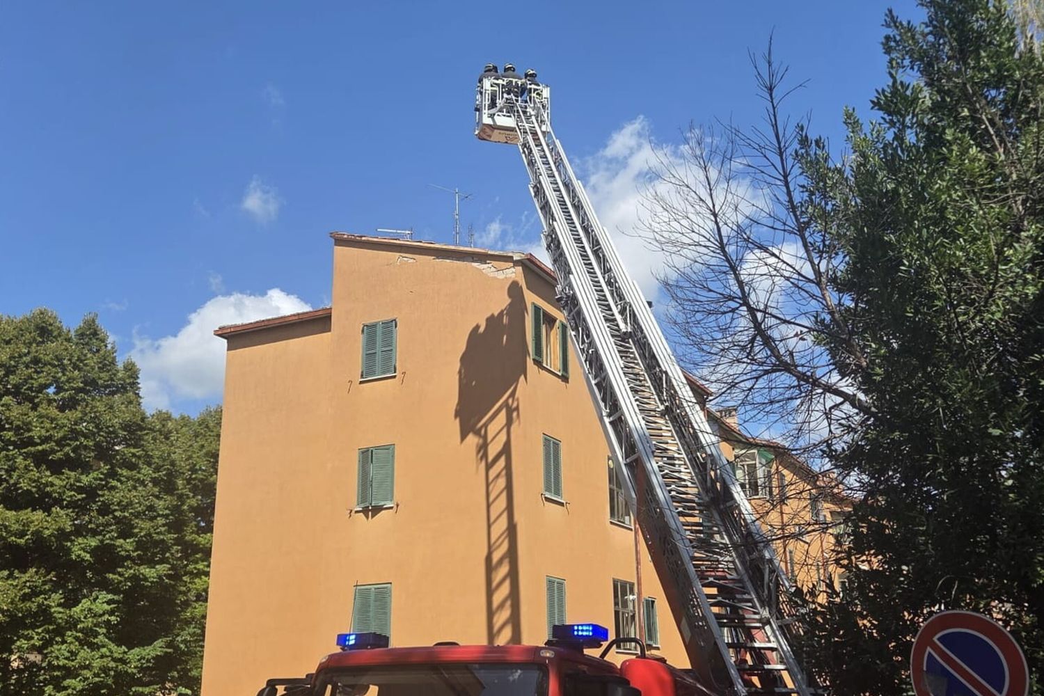I vigili del fuoco di Perugia davanti alla palazzina esplosa