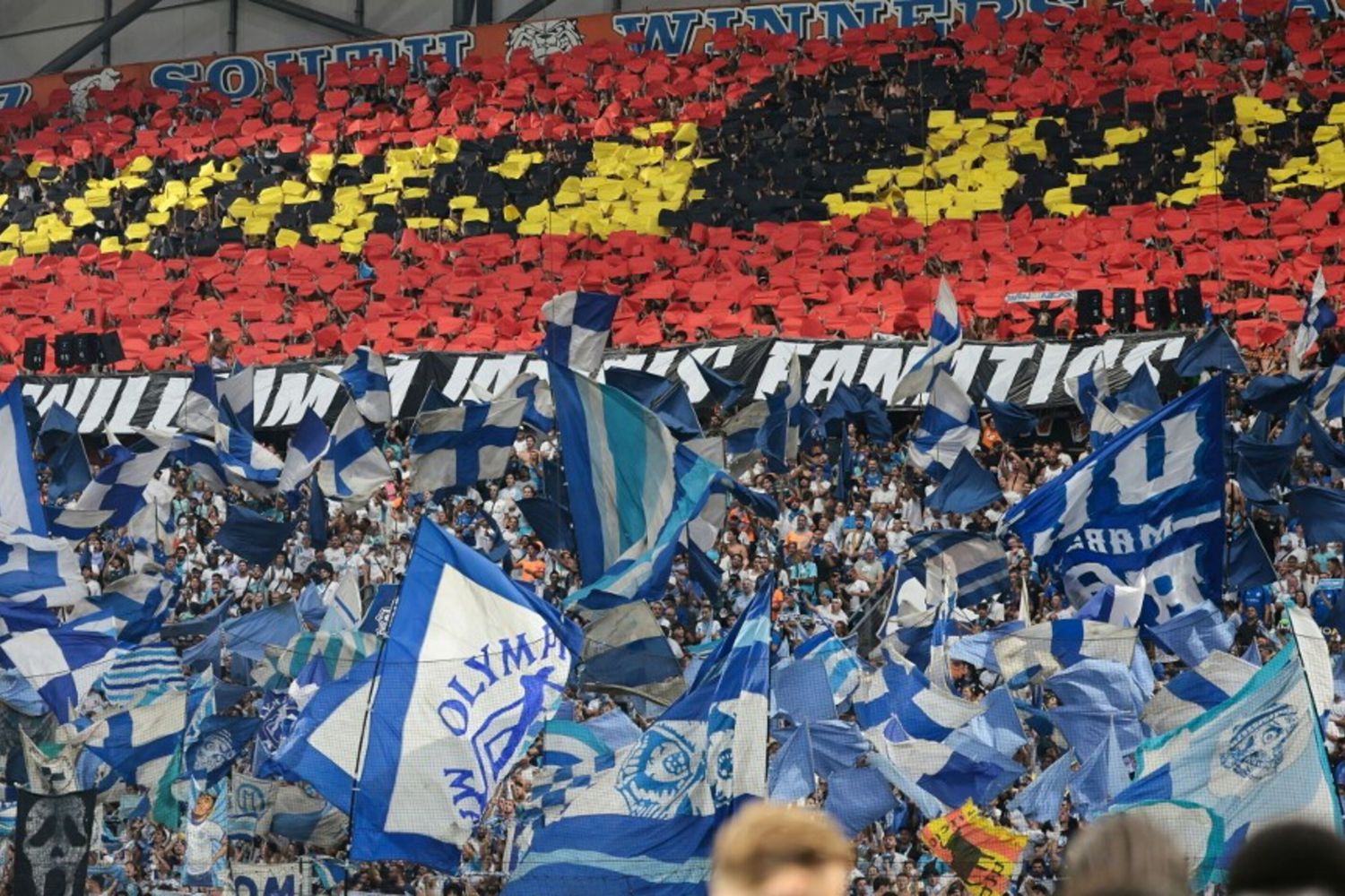 La curva del Marsiglia omaggia la Spagna, bufera sui social