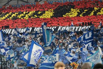 La curva del Marsiglia omaggia la Spagna, bufera sui social