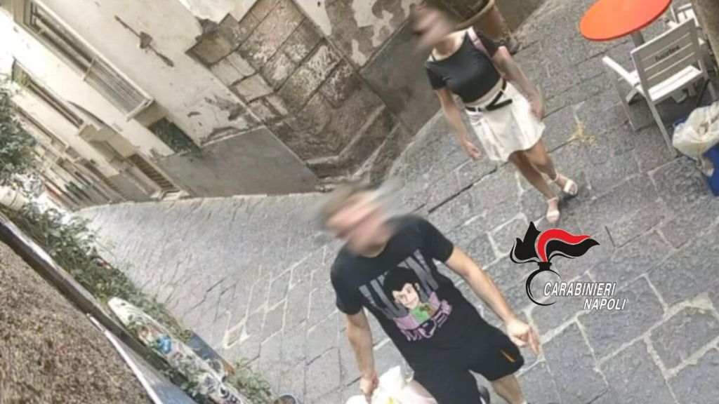 Il ladro ripreso dalle telecamere del centro storico di Sorrento