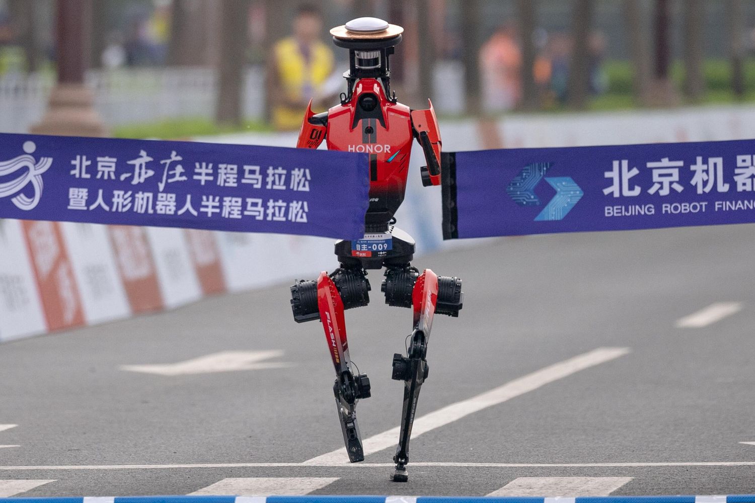 Il robot umanoide 'Lightning' alla mezza maratona di Pechino
