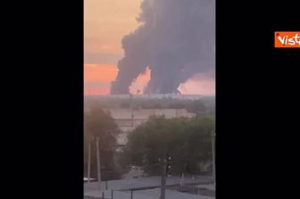 Esercito ucraino colpisce con droni raffineria russa a Novokuybyshevsk, fumo dagli impianti