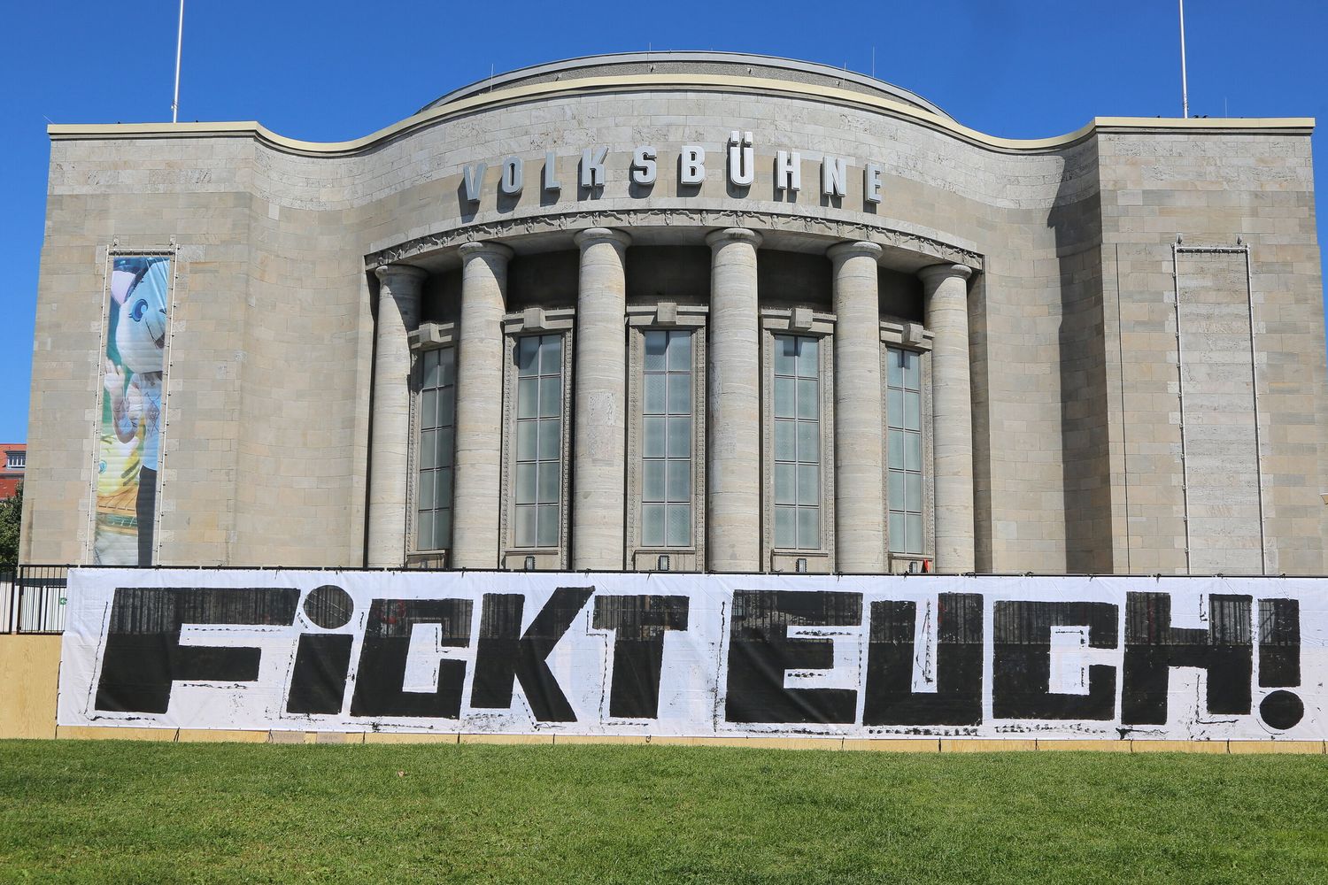 Insulti davanti al teatro Volksbuhne di Berlino