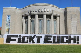Insulti davanti al teatro Volksbuhne di Berlino
