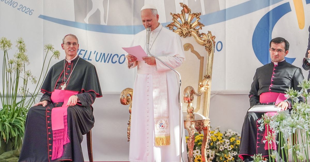 Papa Leone XIV parla di pace e fraternità durante il Meeting di Rimini, con giovani e fedeli in attesa, immagine di approfondimento