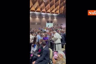 Papa Leone scende dalla golf car per salutare una persona invalida al Meeting di Rimini