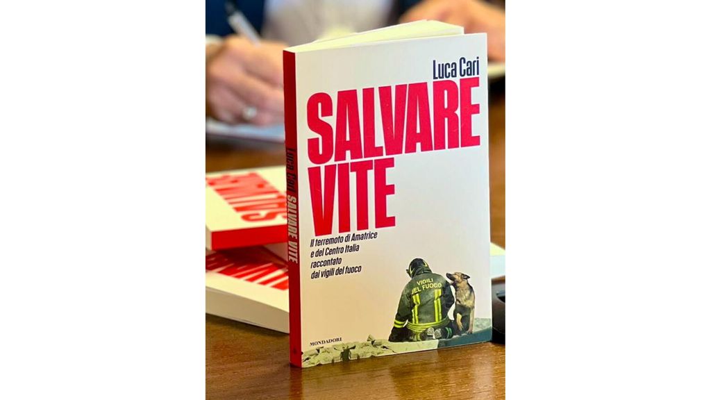 Il libro di Luca Cari 'Salvare vite' (Mondadori)