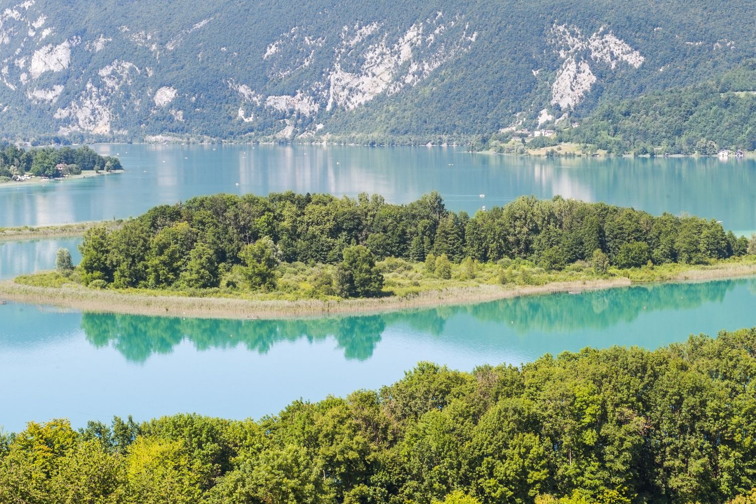Lago naturale di Aiguebelette in Francia