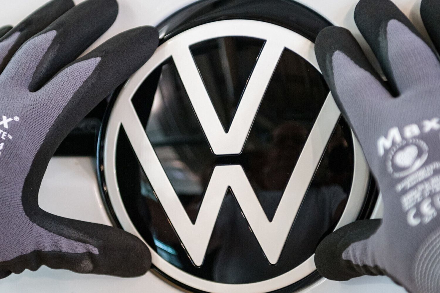 Logo VW sulla linea di assemblaggio dell'auto elettrica Volkswagen (VW) ID 3, nel sito di produzione "Glassy Manufactory", a Dresda