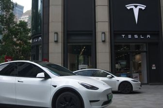 Problemi alle maniglie, Tesla richiama in Cina 2,9 milioni di veicoli