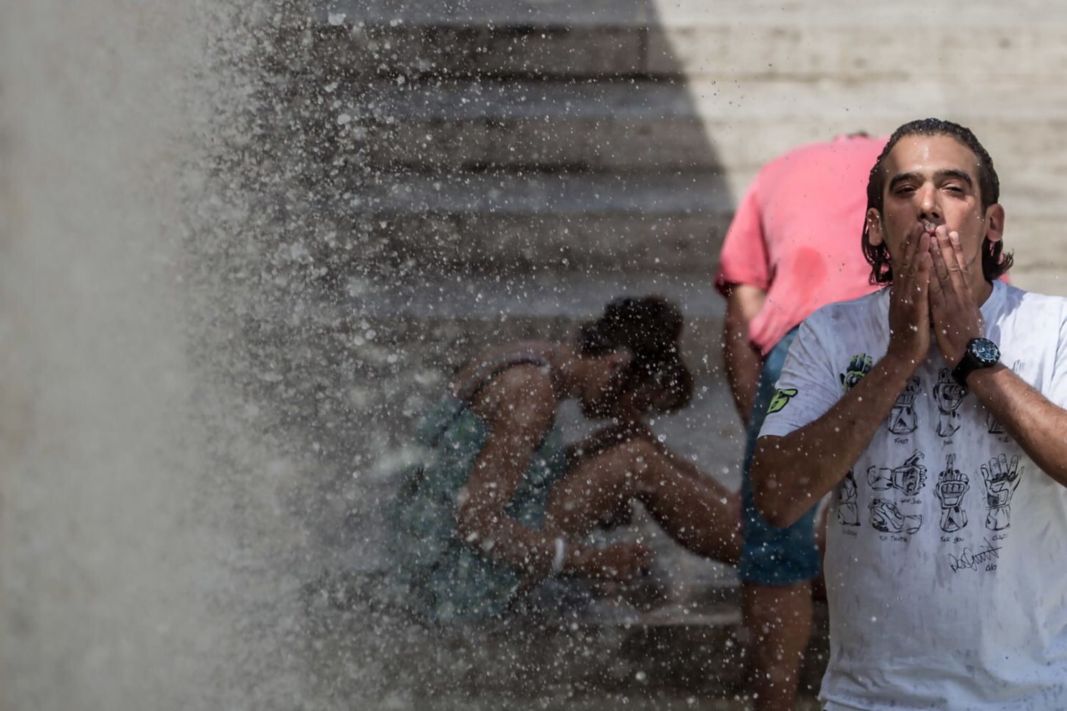 Caldo, un uomo cerca refrigerio in una fontana di Roma&nbsp;