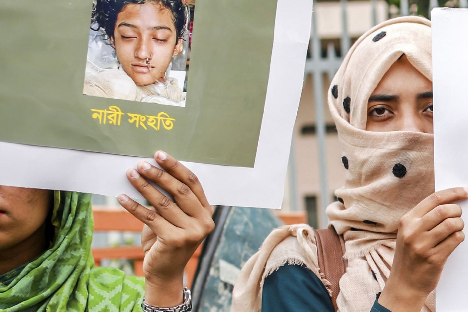 Le proteste a Dhaka dopo la morte della studentessa