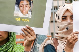 Le proteste a Dhaka dopo la morte della studentessa