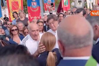 Meloni ad Amatrice, un anziano si commuove: La gioia più grande. Meloni: Non mi far commuovere