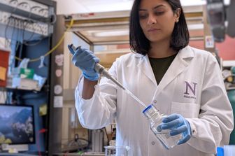 La solitudine riprogramma il cervello e fa bere più alcol