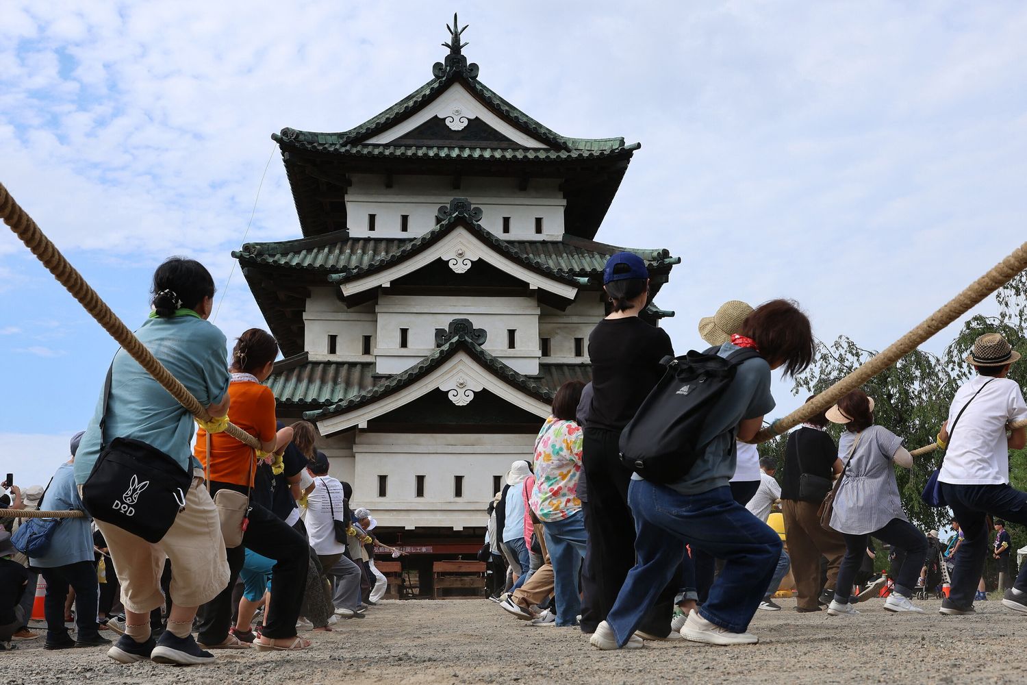 I volontari 'trascinano' la torre del Castello di Hirosaki