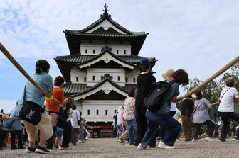I volontari 'trascinano' la torre del Castello di Hirosaki