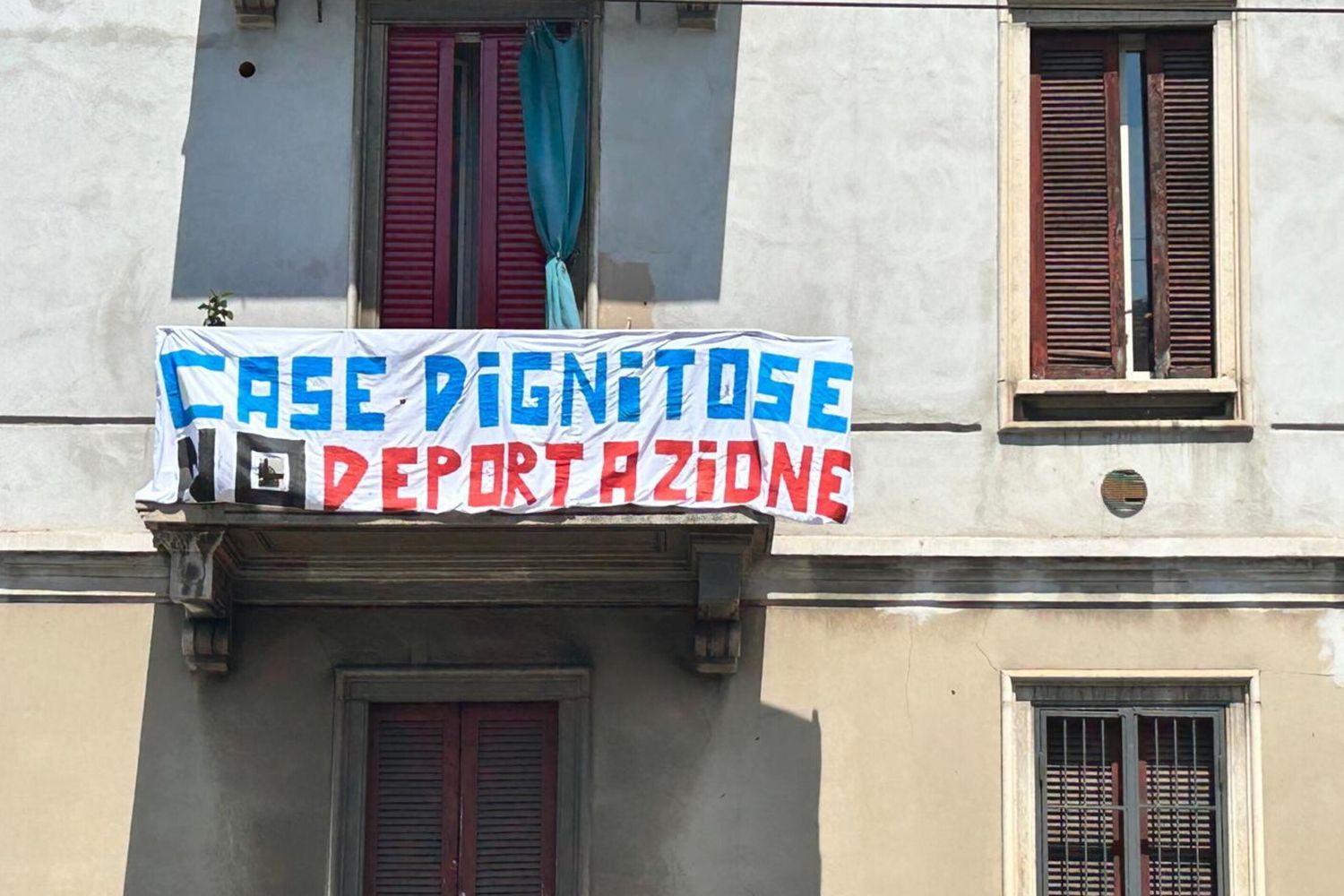 "Mai via", 100 famiglie contro il trasloco da case popolari di Milano​‌