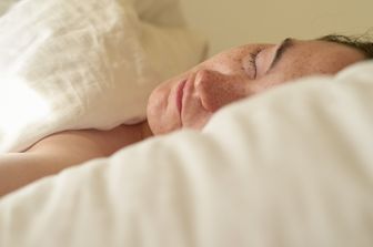 Sfatato il 'mito' di dormire otto ore al giorno
