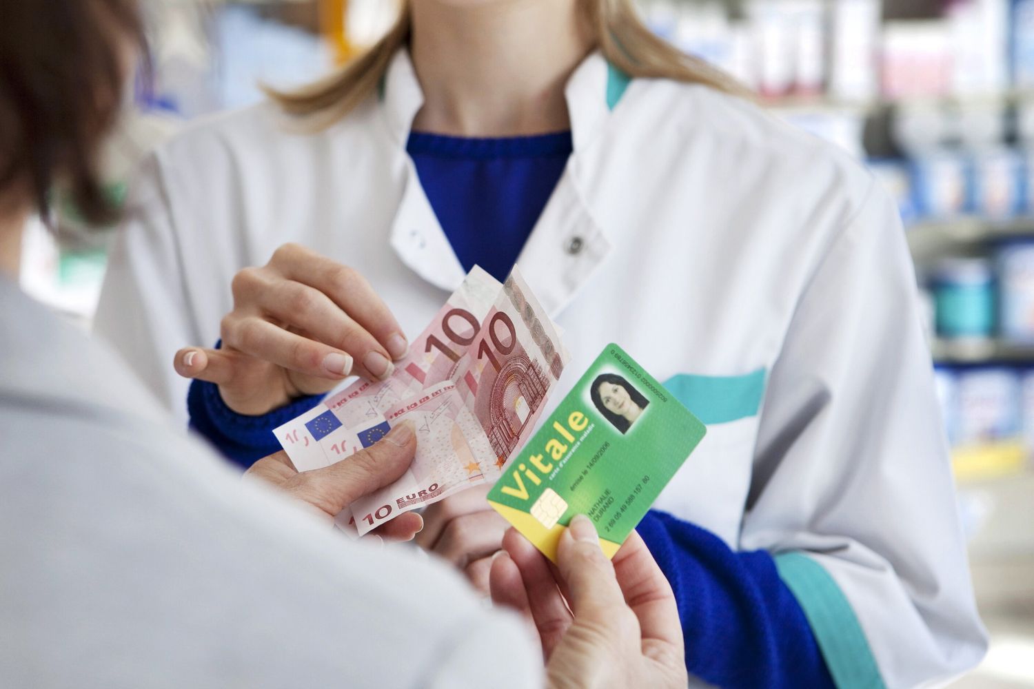 Farmacista 'perde' 50 anni di identità per una virgola nel codice fiscale