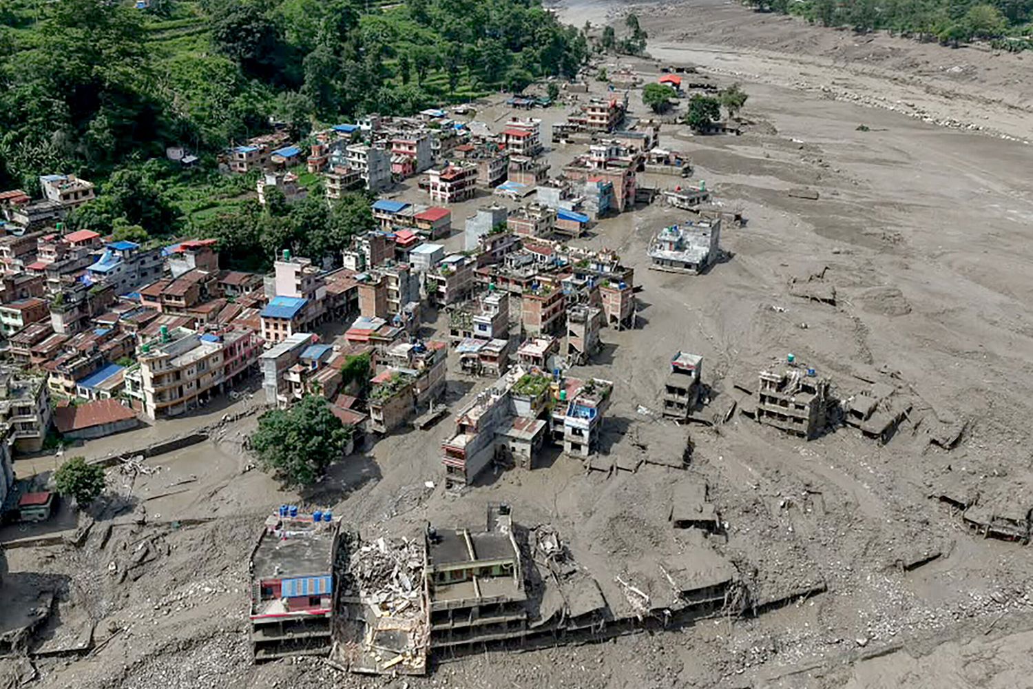 La frana al confine tra Nepal e Cina