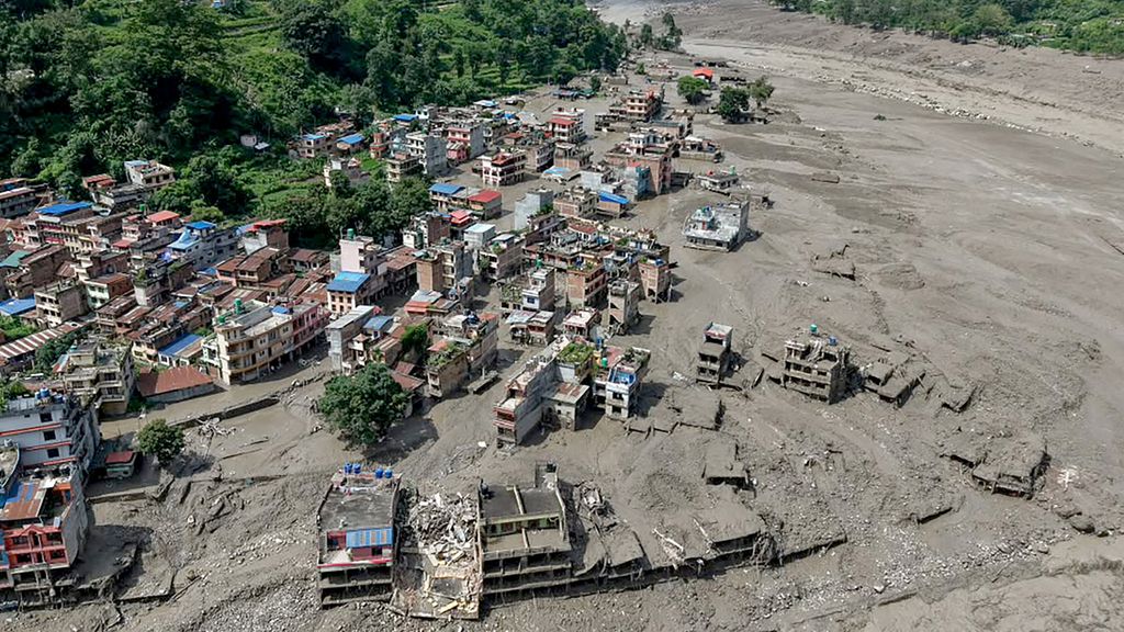 La frana al confine tra Nepal e Cina
