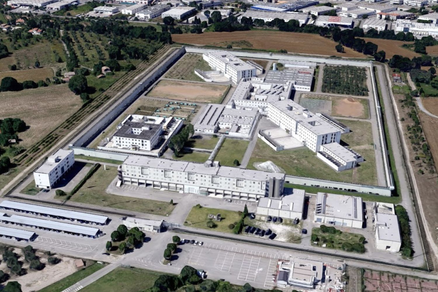 Evade dai domiciliari per incontrare il fidanzato detenuto in carcere, arrestata