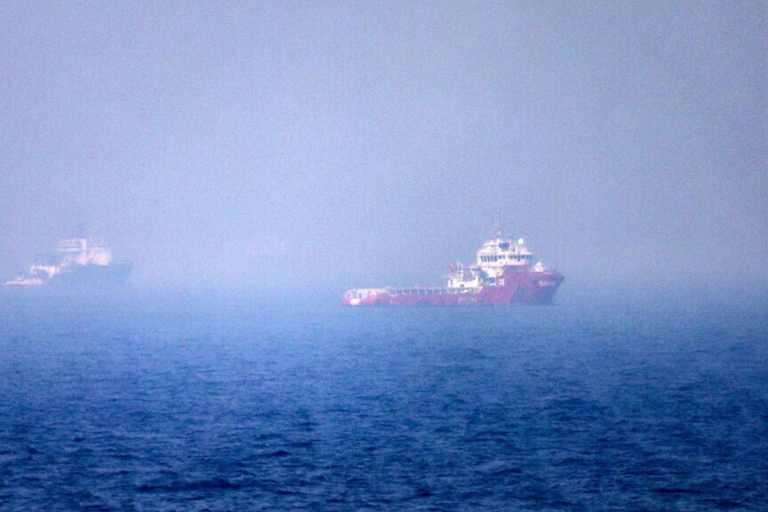 Navi attraversano lo Stretto di Hormuz