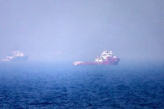 Navi attraversano lo Stretto di Hormuz